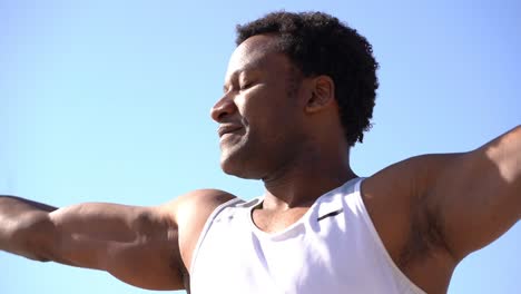 Glücklicher-Afroamerikanischer-Mann,-Der-An-Einem-Sonnigen-Tag-Trainiert